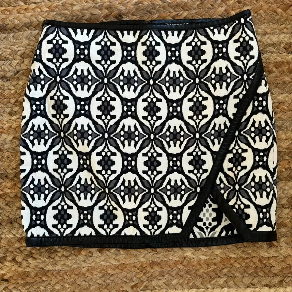 Express Size 6 Black and White Geometric Print mini skirt